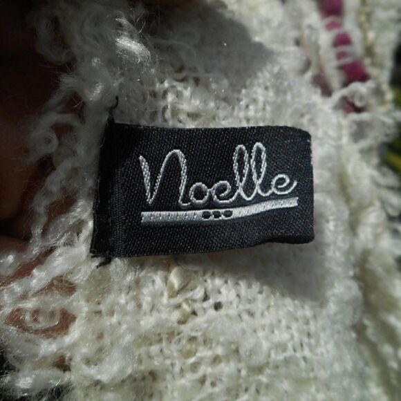 NWOT NOELLE Acrylic/Wool/Nylon Cream/Pink/Raspberry Scarf w/Fringe - Picture 7 of 11